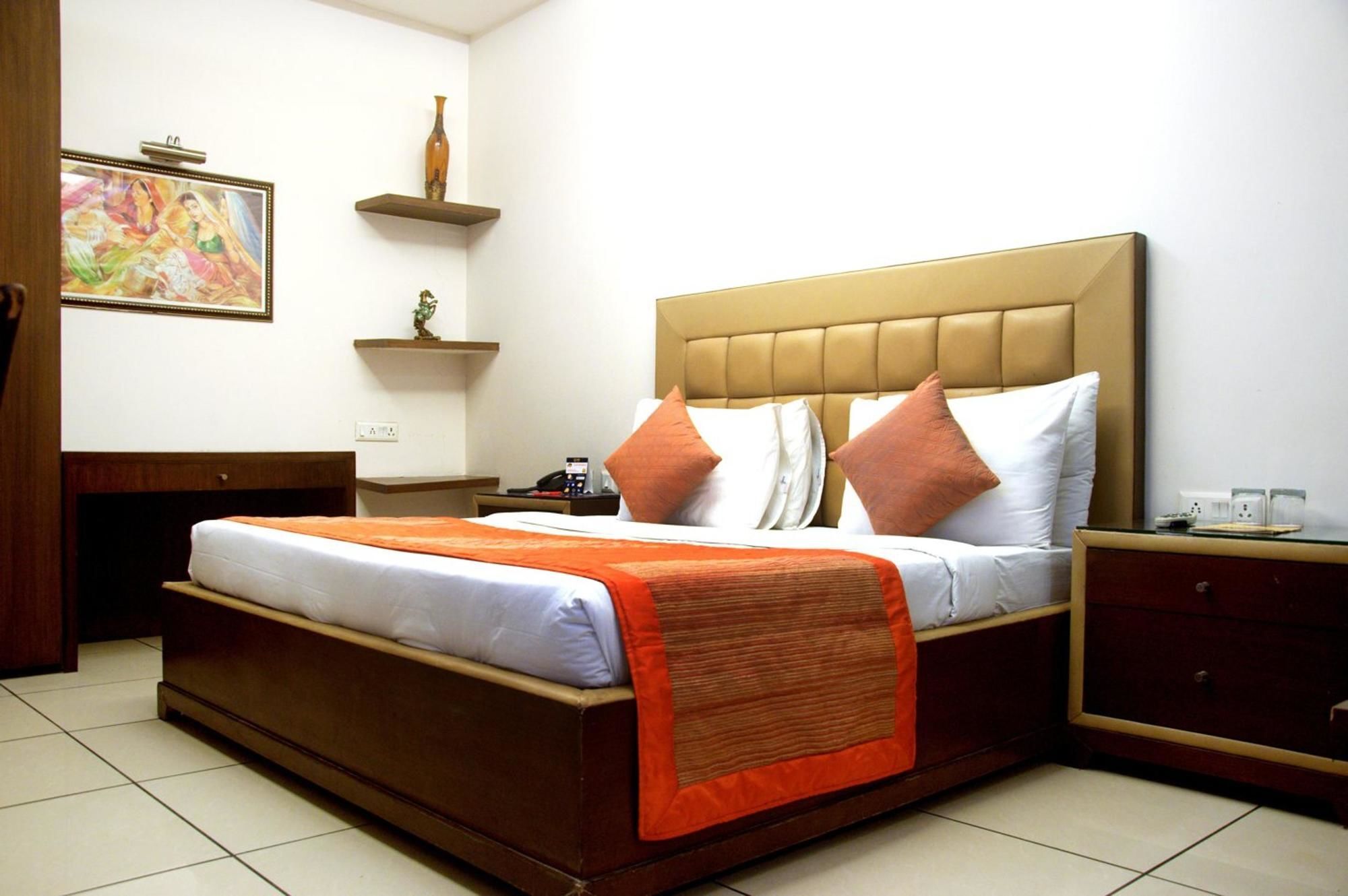 Capital O 1391 Hotel Pushpa Vilas Ghaziabad Bagian luar foto
